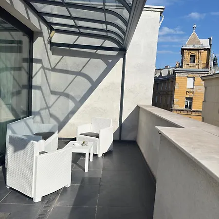 Center Penthouse Apartment *